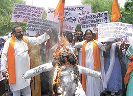 Shiv Sena activists burn the effigy of Uttar Pradesh CM Mulayam Singh Yadav for his stance on the victim of the Gujarat encounter.