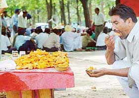 Despite cholera and diarrhoea cases surfacing in the city, the sale of cut fruit continues at various places in Chandigarh