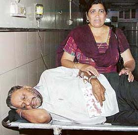 Colonel Surjit Singh (retd) in Sector 16 hospital after being beaten up by four youths in the Sector 18 market, Chandigarh