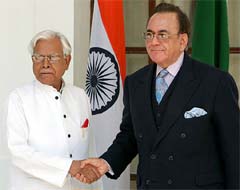 Pakistan’s Foreign Minister Khurshid Mehmood Kasuri shakes hand with his Indian counterpart Natwar Singh before the start of talks between the two countries in New Delhi on Sunday.