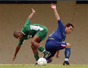 Iraq�s Aboudy M. Qusay fights for the ball with Taiwan�s Chen Jui-te during their World Cup qualifier in Taipei on Wednesday. Iraq won 4-1. 