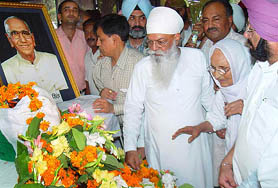 Punjab Chief Minister Amarinder Singh, Mrs Parkash Kaur, sister of Shaheed Bhagat Singh and PPCC (I) president H.S. Hanspal pay floral tributes to the immortal remains of Mr Kultar Singh, brother of Shaheed Bhagat Singh, at Kisan Bhavan in Chandigarh on Thursday