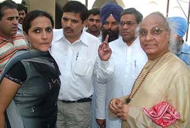 Pandit Jasraj  and his daughter Durga Jasraj at the Wagah border before leaving for Pakistan along with a 46-member delegation on Friday. 
