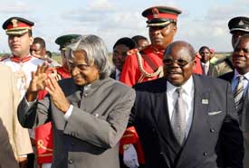 The President, Dr A.P.J. Abdul Kalam, is welcomed by his Tanzanian counterpart, Benjamin William Mkapa, on arrival at the Dar-es-Salaam International Airport