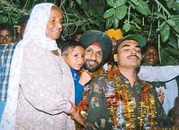 Lance Naik Jagsir Singh and Sapper Mohammad Arif being blessed by Jagsir’s mother