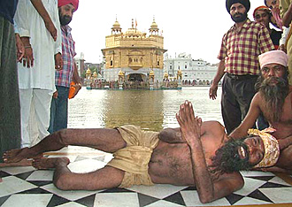 'Ludkan Baba' pays obeisance at the Golden Temple in Amritsar on Wednesday