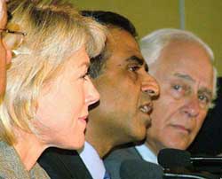 Sunil Bharti Mittal, Chairman and MD, Bharti Enterprises, flanked by Lady Lynn Forester de Rothschild, Director, ELRo Holdings, and Sir Evelyn de Rothschild addresses a press conference