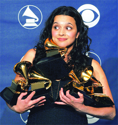 Jazz singer Norah Jones' current album Feels Like Home will be re-released on September 21 as a double-disc package featuring three previously unreleased songs and a DVD. 