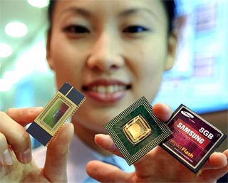 A South Korean promoter shows the world's first 2-GB double-data-rate dynamic random access memory