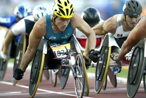 Australia�s Kurt Fearnley (L) and Canada�s Kelly Smith (R) compete during 1500m-T54 men�s first round at the 12th Paralympic Games in Athens on Saturday. 