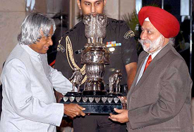 Dr SP Singh, Vice-Chancellor, Guru Nanak Dev University, Amritsar, receives the Maulana Abul Kalam Azad Trophy from President APJ Abdul Kalam at Rashtrapati Bhavan