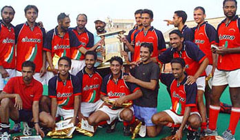 The victorious Punjab Police hockey team with the trophy which they won beating Punjab and Sind Bank 3-0 in the final of the SN Vohra�s 34th All-India Gurmit Memorial Hockey Tournament
