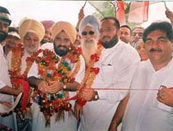 Senior Congress leader Shamsher Singh Dullo accompanied by senior party leaders inaugurates the election office of the Congress at Dhapai village in Kapurthala