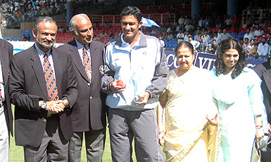Anil Kumble poses with his family and Karnataka State Cricket Association officials