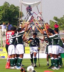 Pakistan players form a pyramid with their sticks for Sohail Abbas during the seventh match of the India-Pakistan series in Amritsar