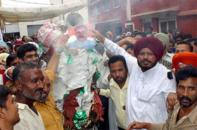 Congress councillors and workers owing allegiance to Transport Minister Mohinder Singh Kaypee burn an effigy of Mayor Surinder Mahey in Jalandhar on Monday. 