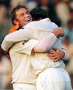 Shane Warne celebrates with Adam Gilchrist after dismissing Yuvraj Singh in the first day of the second Test
