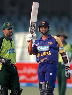 Sri Lankan captain Marvan Atapattu acknowledges the cheers of the crowd