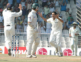 Anil Kumble celebrates after dismissing Justin Langer on the third day of the second Terst 