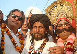 Pakistani artistes pose with Ram Lila artistes in Amritsar
