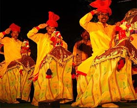 Pakistani artistes perform Multani dance during the Saanjh Amritsar-Lahore Festival in Amritsar