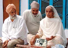 Daleep Kaur shows her husband�s photo with former President Giani Zail Singh at her Moga residence