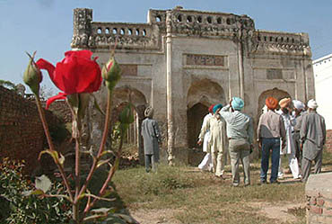 An old mosque, believed to have been built during Maharaja Ranjit Singh�s reign, at Wadala, the native village of legendary Punjabi poet Shah Mohammad, is now in a dilapidated condition.