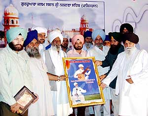 Representatives of NRI devotees felicitate Bhai Mardana�s descendant Bhai Lalji in Moga.