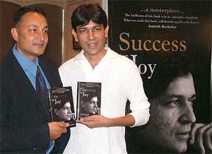 Geet Sethi, seven times world billiards champion, and Sunil Agarwal, billiards enthusiast and entrepreneur, launch their book on mind control