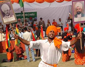 Members of the Navchintan Kala Manch perform on the tunes of flag song as part of a play staged by them on the last day of the Ghadri Babean Da Mela at Desh Bhagat Yaadgar Hall in Jalandhar on Monday.