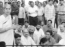 Punjab BJP Vice-President Laxmi Kanta Chawla addresses party workers before burning an effigy of Chief Minister Amarinder Singh in front of Deputy Commissioner�s office in Jalandhar on Tuesday. 