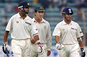 Justin Langer chats as he walks off the field with Rahul Dravid and Sachin Tendulkar 