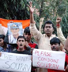 Cricket lovers in Kolkata stage a demonstration against the two-Test suspension of Indian cricket captain Sourav Ganguly