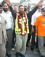 Mr Balwant Singh Grewal, an NRI, waves before setting out on a 4,000 km walk from Amritsar to Kanyakumari on Tuesday.