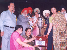 Ms Rajinder Kaur Bhattal, Deputy Chief Minister, Punjab, gives away the overall youth festival trophy of Guru Nanak Dev University to APJ College of Fine Arts, Jalandhar. Dr S.P. Singh, Vice-Chancellor of Guru Nanak Dev University, is also seen in the picture. 