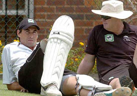 New Zealand coach John Bracewell talks with captain Stephen Fleming at practice session at the Gabba in Brisbane