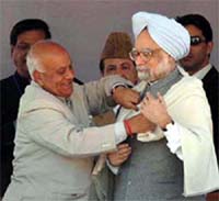 J&K Deputy Chief Minister Mangat Ram Sharma felicitates Prime Minister Manmohan Singh with a shawl on his arrival at the Parade Ground in Jammu where he addressed a public rally