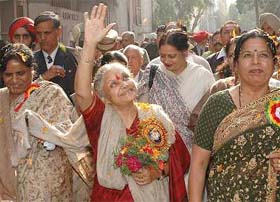 Delhi Chief Minister Sheila Dikshit waves to schoolchildren during a visit to her alma matar, Hindi Putri Pathshala, in Kapurthala