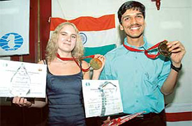 Winners of World Junior Chess Championship Grandmaster P. Harikrishna of India and Korburt Ekaterina of Russia showing their medals in Kochi on Tuesday