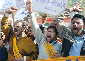 Activists of the Bajrang Dal and other Hindu organisations raise slogans before courting arrest over the arrest of Kanchi Shankaracharya in Amritsar