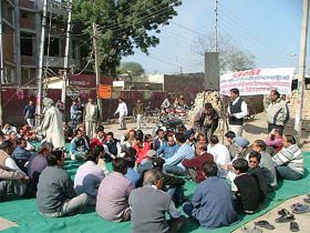 Residents of six localities stage a dharna in protest against the encroachment
