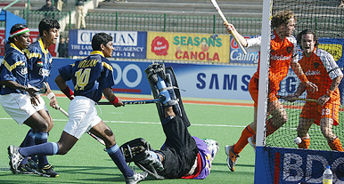 Dutch players Timme Hoyng and Teun de Nooijer celebrate the latter's goal against India 