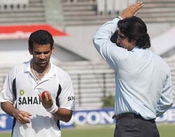 Former Pakistan cricket captain Wasim Akram gives bowling tips to Indian pacer Zaheer Khan