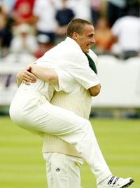 England's bowler Simon Jones celebrates with his teammate