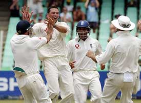 England bowler Steve Harmison celebrates with team-mates the dismissal of South African batsman Jacques Kallis on the fifth day of the second Test in Durban on Thursday
