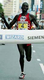 Kenya�s Robert Cheruiyot crosses the finish line to win the Sao Silvestre Marathon in Sao Paulo, Brazil, on Friday. 