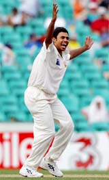 Pakistan's Danish Kaneria appeals during the third Test against Australia in Sydney