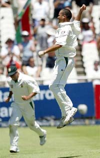 South Africa's Charl Langeveldt celebrates after dismissing England's Stephen Harmison 