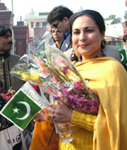 Lone Pakistani woman journalist Fra Waraich, News Editor, Jang, Lahore, and other Pakistani journalists being received by their Indian counterparts at Wagah