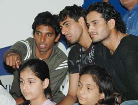 Four-time national squash champion Ritwik Bhattacharya (left) explains the finer points of the game to Indian speedsters Ashish Nehra (centre) and Irfan Pathan 